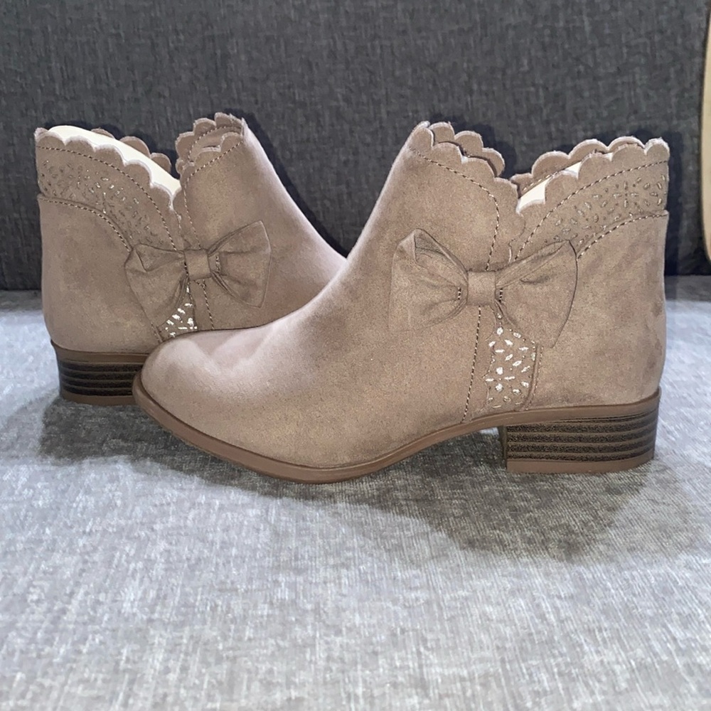 Girl boots
